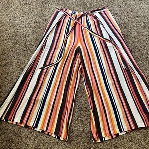 Multicolored striped pants, with leg slit